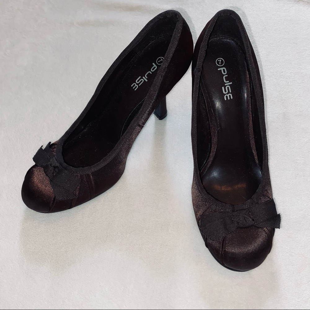 High heeled bow tie shoes